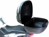 Мотоцикл Stels Flex 250 с открытой крышкой заднего кофра.