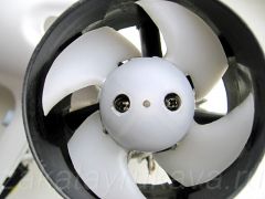2. Напротив просверленных отверстий видны винты крепления двигателя.