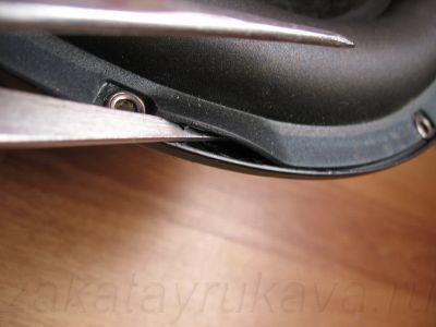 Отсоединение верхнего подвеса диффузора от корзины динамика.