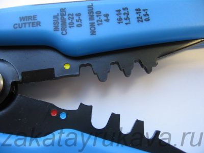 Стриппер WS-04. Нож и опрессовыватель. Нанесены поясняющие надписи как в квадратных миллиметрах, так и по стандарту AWG.