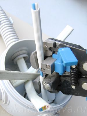 Снятие внешней изоляции с кабеля типа ВВГ с стриппера WS-04.