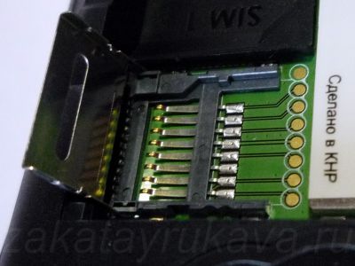 Слот карты памяти microSD крупным планом.