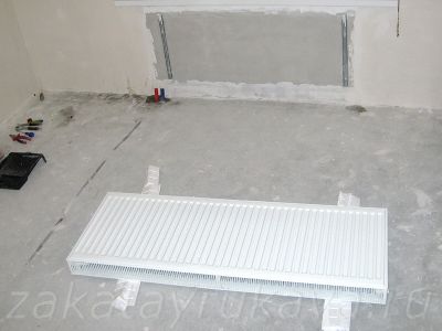 Радиатор положен на пол через мягкие подкладки.