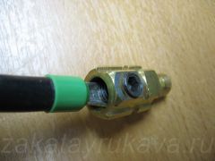 Заводим обжатый конец провода в клемму байонетного разъема и зажимаем винтом (потребуется шестигранный ключик на 4 мм).