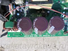 Электронная начинка Awelco Ondulix 140. Входной фильтр по питанию (слева на фото). Три сглаживающих электролитических конденсатора 470mFx450v (105°C) (в центре фото).