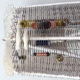 Скрутка выполнена, надет термостойкий кембрик (на фото показаны две скрутки рядом). Нагревательный элемент фена отремонтирован.