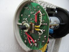 Новый переменный резистор установлен. Внутри красной термоусаживаемой трубки находится добавочный резистор сопротивлением 130K.
