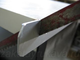 Отрезаем излишки торцевой планки ножовкой по металлу.