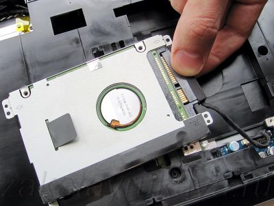 Отсоединение SATA-разъема от жесткого диска.