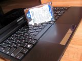 Ноутбук Samsung NP305V5A и его извлеченный жесткий диск.