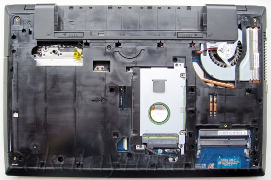 Ноутбук Samsung NP305V5A без нижней крышки.