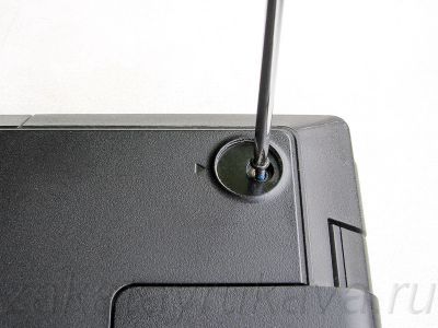 Откручивание винтов нижней крышки ноутбука, на которые указывают стрелки.