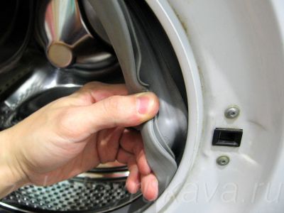 После извлечения проволочного кольца, резиновая манжета легко отделяется от корпуса стиральной машины. Извлечение проволочного кольца из резиновой манжеты.