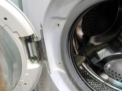 Дверца стиральной машины Indesit WIU82 демонтирована.