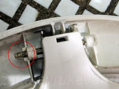 Неисправность механизма дверцы стиральной машины Indesit WIU82: частично вышел металлический штифт.