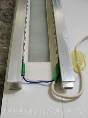 Светодиодная лента приклеена на алюминиевый профиль.